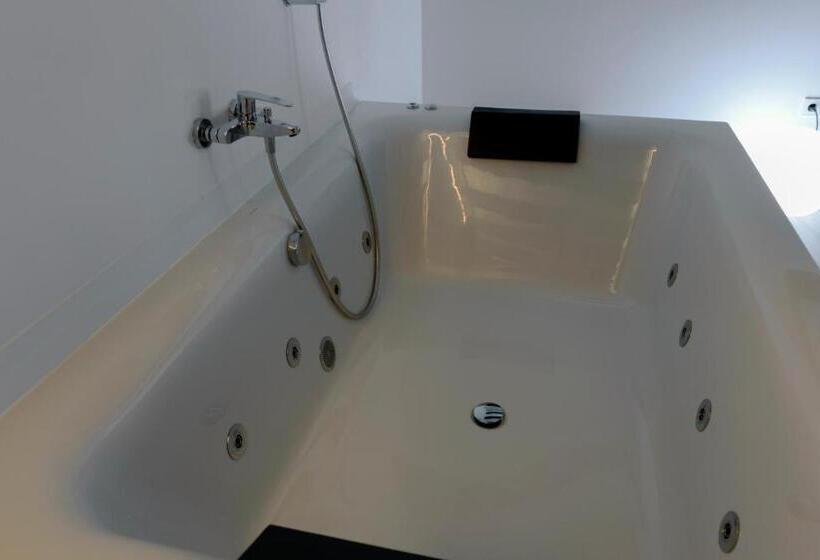 جناح جونيور مزوَّد بجاكوزي, El Siglo