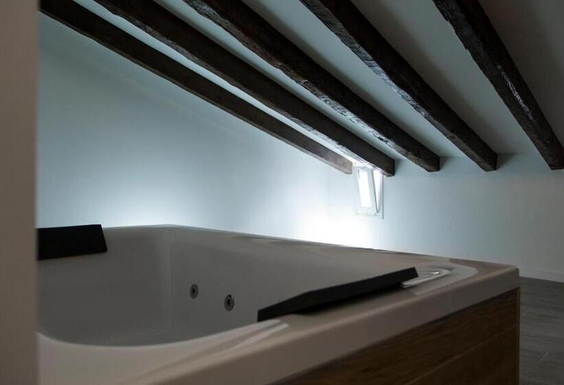 جناح جونيور مزوَّد بجاكوزي, El Siglo