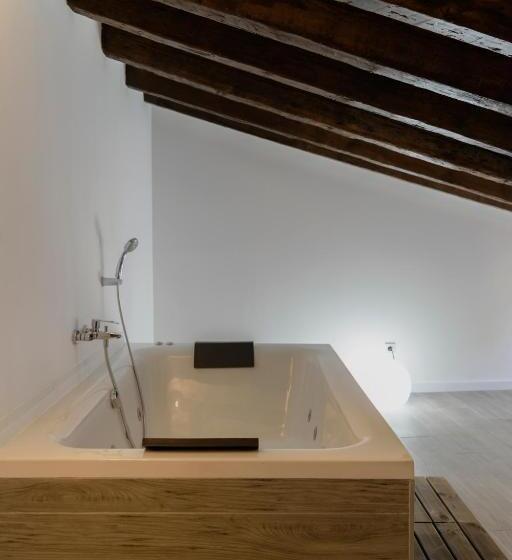 جناح جونيور مزوَّد بجاكوزي, El Siglo