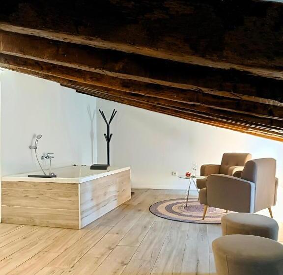 جناح جونيور مزوَّد بجاكوزي, El Siglo