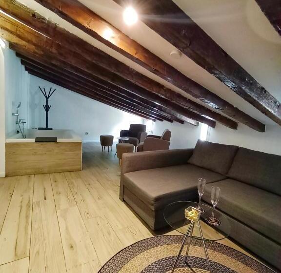 جناح جونيور مزوَّد بجاكوزي, El Siglo