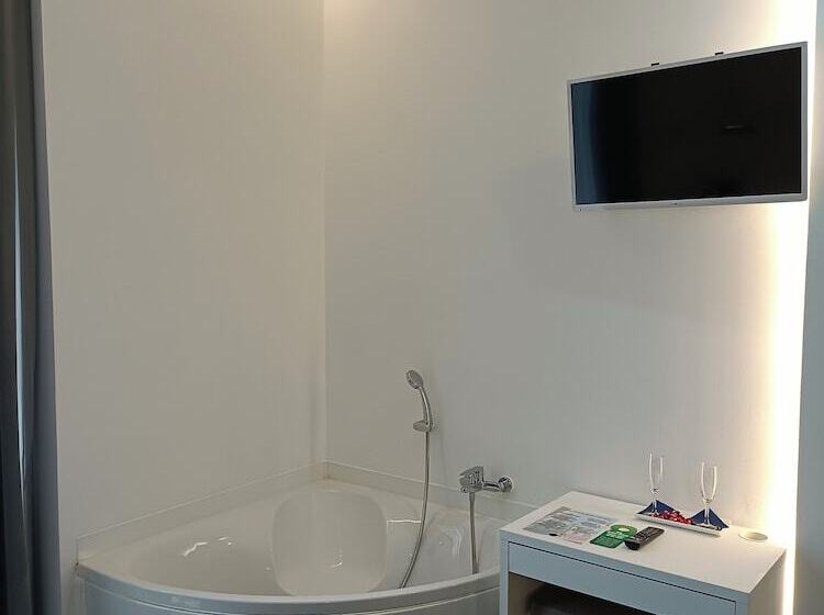 غرفة قياسية مزوَّدة بجاكوزي, El Siglo