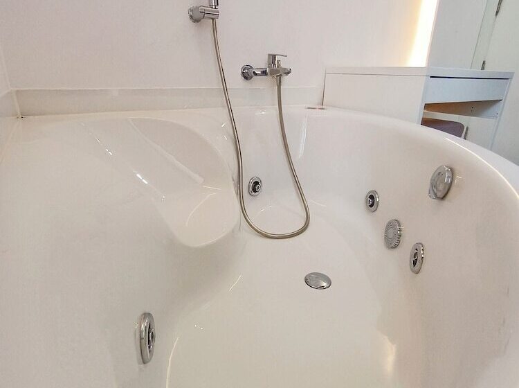 غرفة قياسية مزوَّدة بجاكوزي, El Siglo