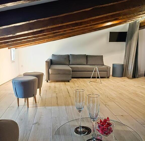 جناح جونيور مزوَّد بجاكوزي, El Siglo