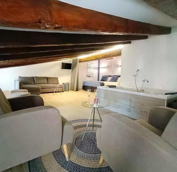 جناح جونيور مزوَّد بجاكوزي, El Siglo