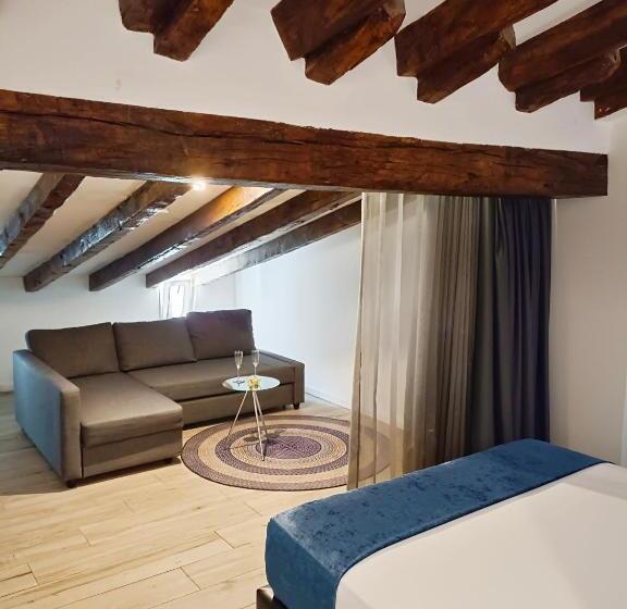 جناح جونيور مزوَّد بجاكوزي, El Siglo