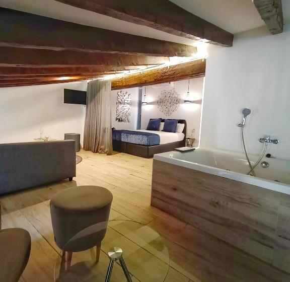 جناح جونيور مزوَّد بجاكوزي, El Siglo