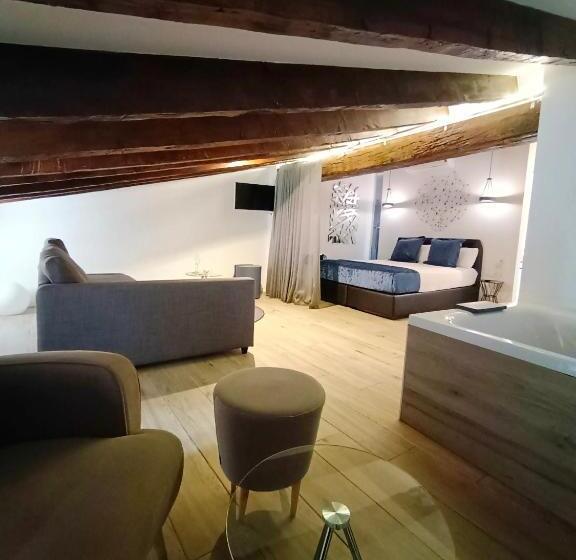 جناح جونيور مزوَّد بجاكوزي, El Siglo