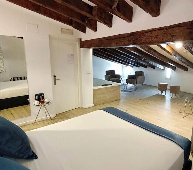 جناح جونيور مزوَّد بجاكوزي, El Siglo