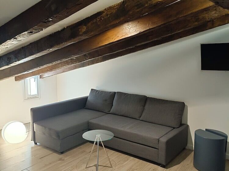 جناح جونيور مزوَّد بجاكوزي, El Siglo