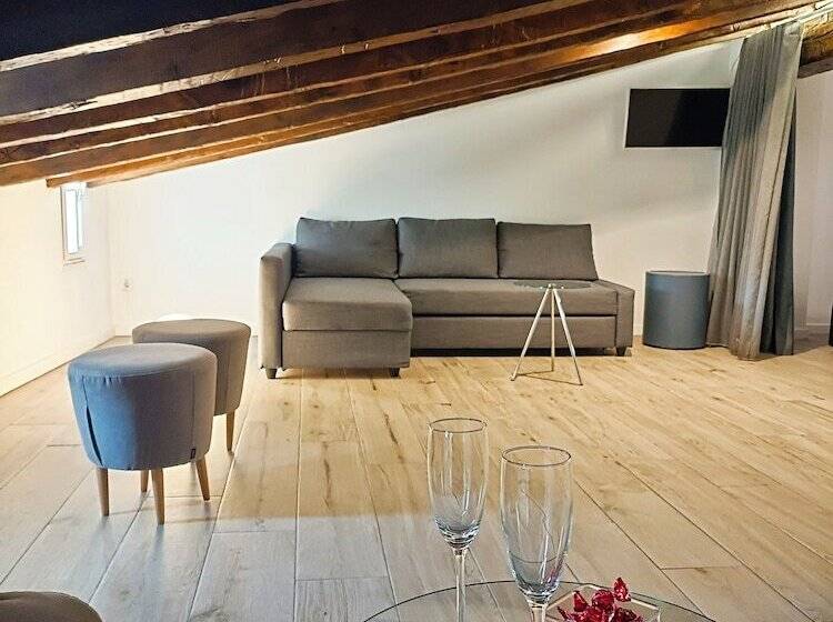 جناح جونيور مزوَّد بجاكوزي, El Siglo