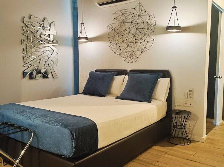 جناح جونيور مزوَّد بجاكوزي, El Siglo