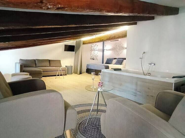 جناح جونيور مزوَّد بجاكوزي, El Siglo