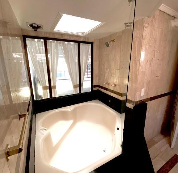 デラックススタジオ, San Laurent