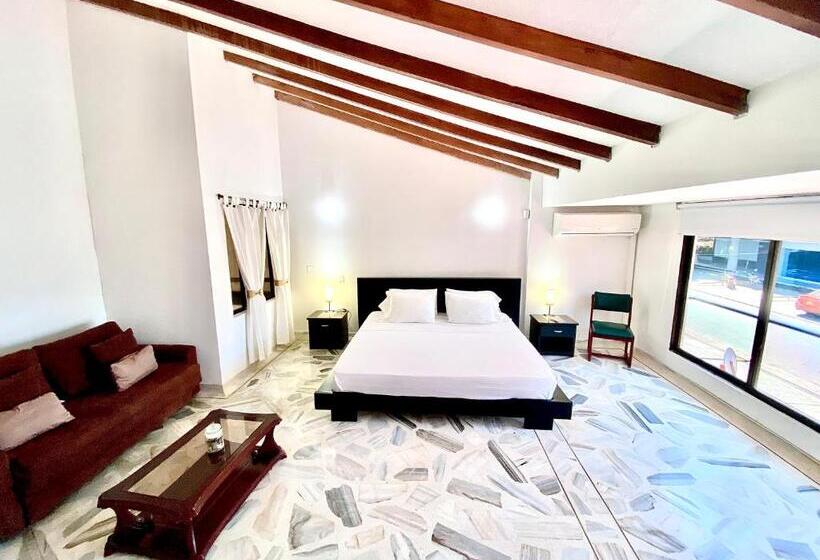 デラックススタジオ, San Laurent