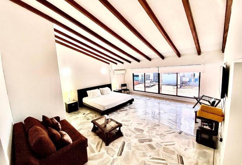 デラックススタジオ, San Laurent