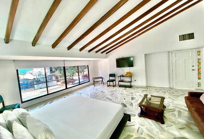 デラックススタジオ, San Laurent