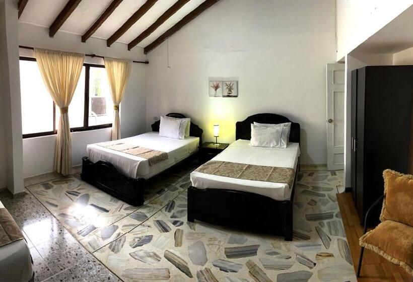 デラックストリプルルーム, San Laurent