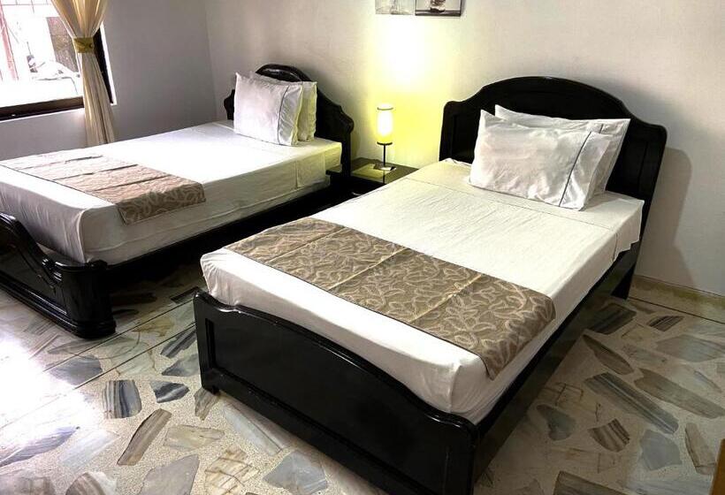 デラックストリプルルーム, San Laurent