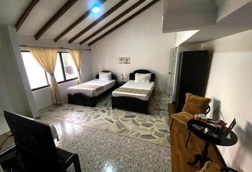 デラックストリプルルーム, San Laurent