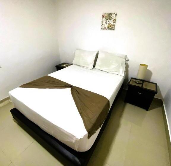 スタンダードルーム, San Laurent