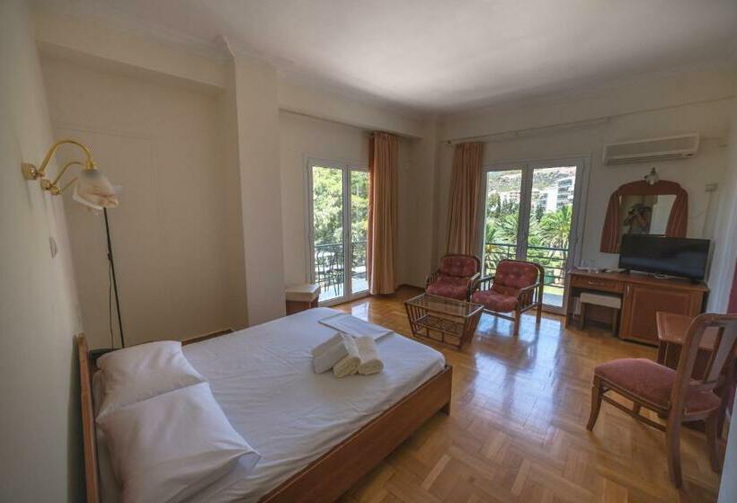 غرفة قياسية مطلّة علي البحر, Akti