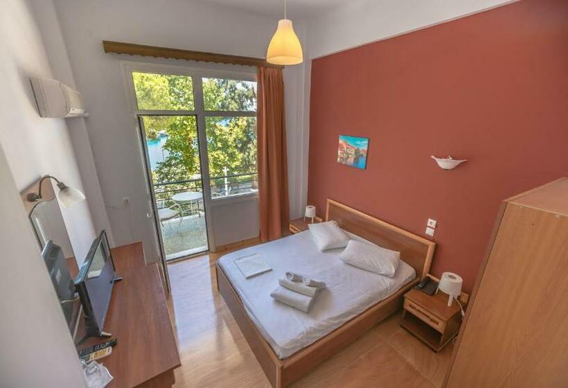 غرفة قياسية مطلّة علي البحر, Akti