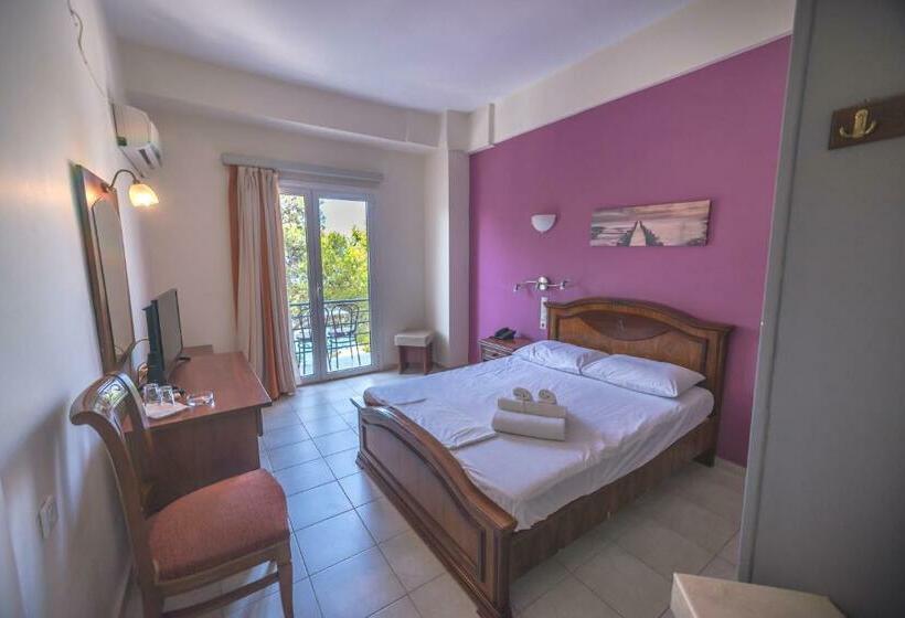 غرفة قياسية مطلّة علي البحر, Akti