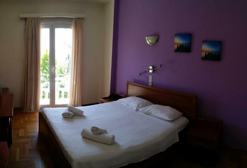 غرفة قياسية مطلّة علي البحر, Akti