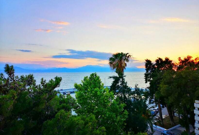 غرفة قياسية مطلّة علي البحر, Akti