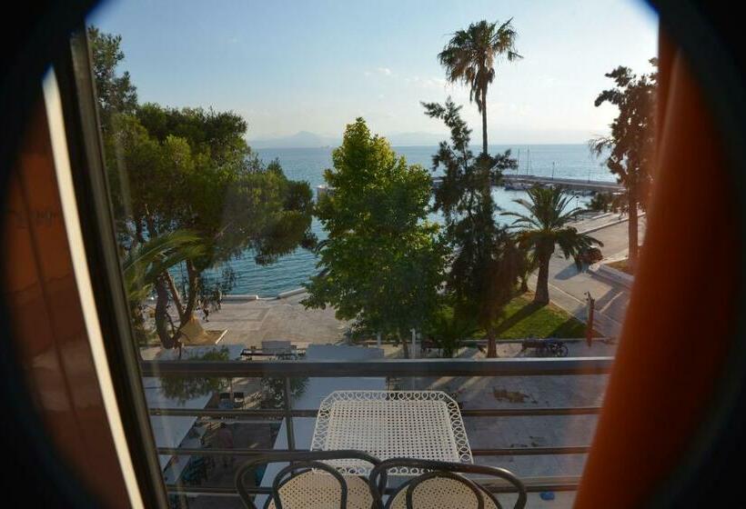 غرفة قياسية مطلّة علي البحر, Akti