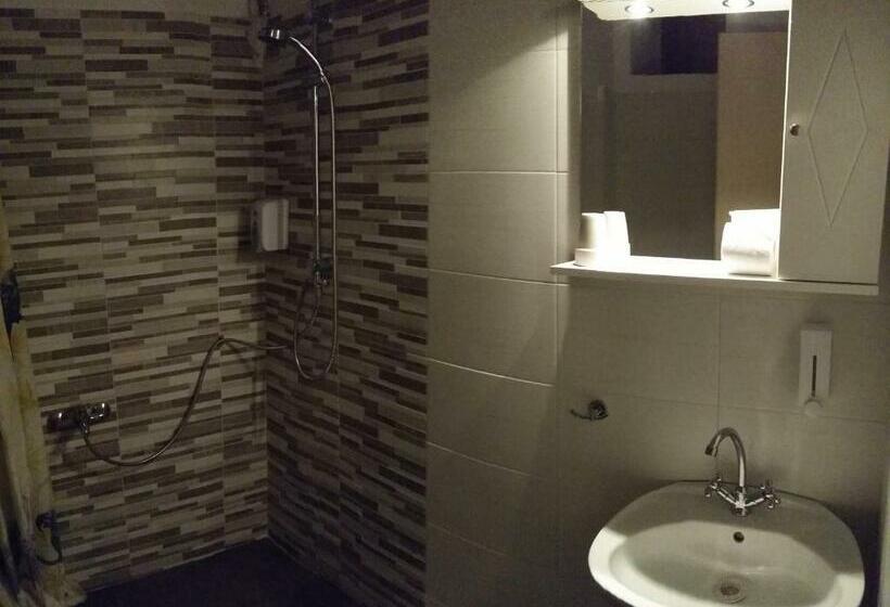 غرفة قياسية مطلّة علي البحر, Akti