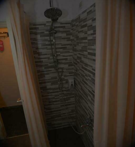 غرفة قياسية مطلّة علي البحر, Akti