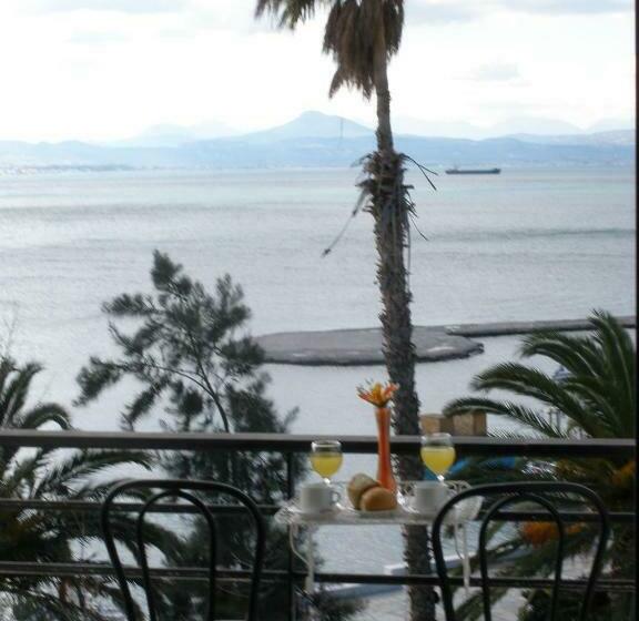 غرفة قياسية مطلّة علي البحر, Akti