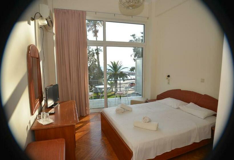 غرفة قياسية مطلّة علي البحر, Akti