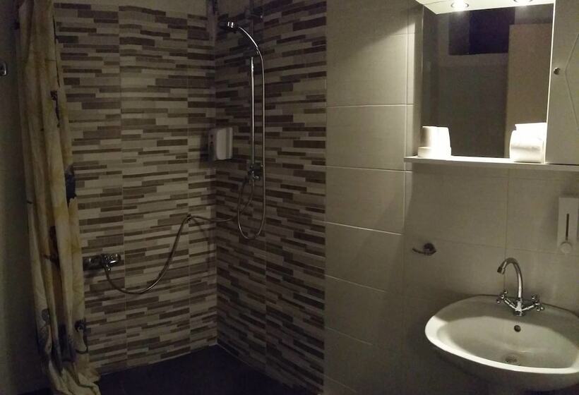 غرفة قياسية مطلّة علي البحر, Akti