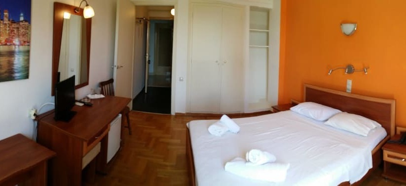 غرفة قياسية مطلّة علي البحر, Akti