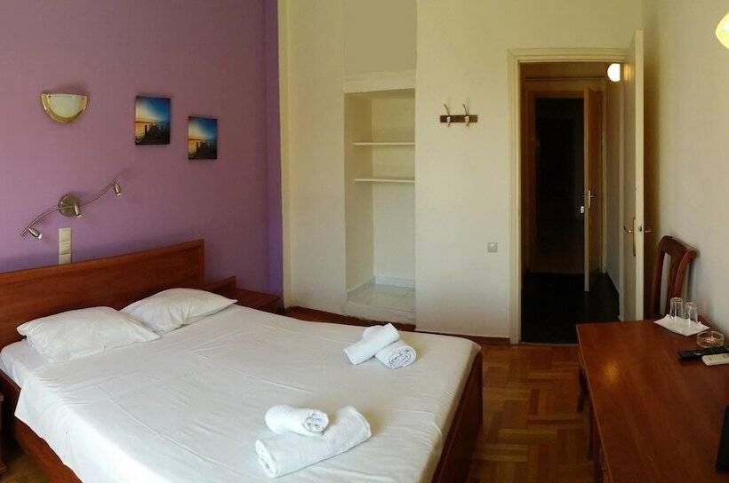 غرفة قياسية مطلّة علي البحر, Akti