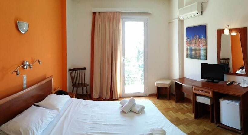 غرفة قياسية مطلّة علي البحر, Akti