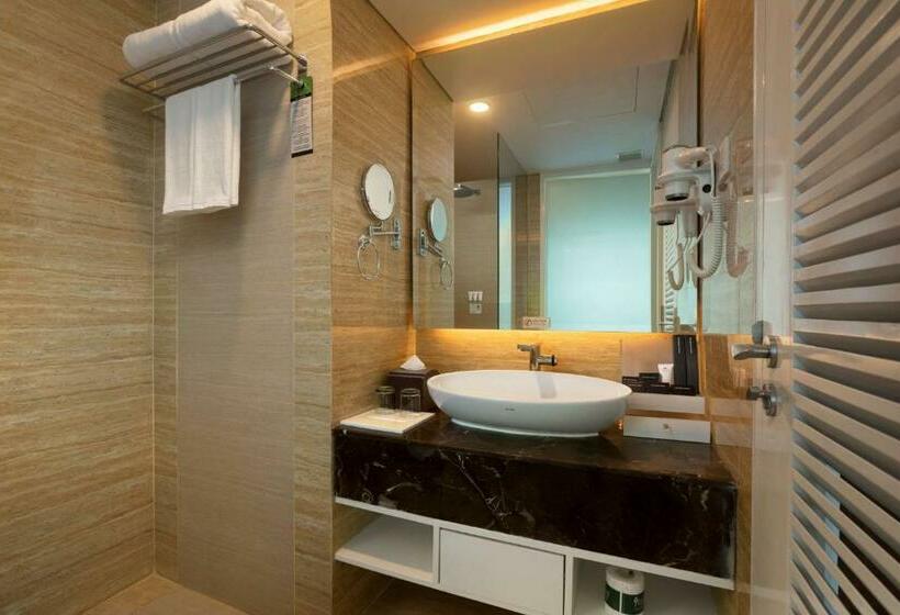 اتاق لوکس با چشم‌انداز دریاچه, Wyndham Panbil Batam