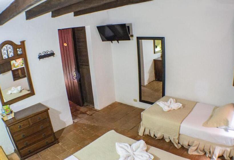 Номер Стандарт Трехместный, Hostal Restaurante Guaracu