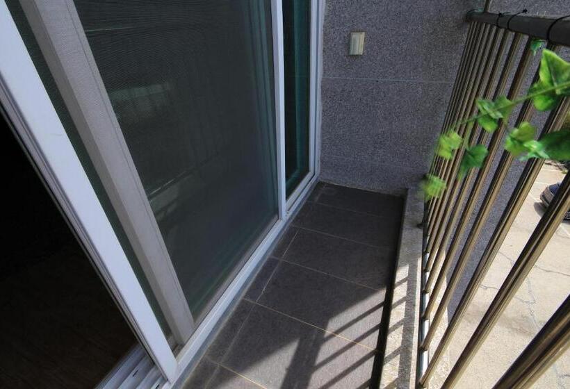 Family Room, Hue Loft