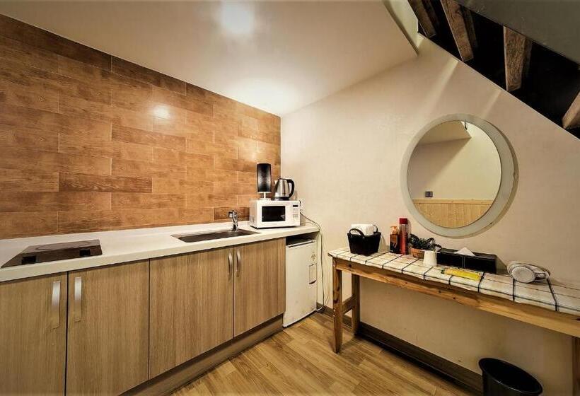 Family Room, Hue Loft
