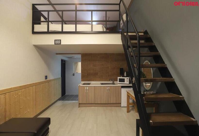 Family Room, Hue Loft