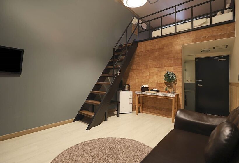 Family Room, Hue Loft