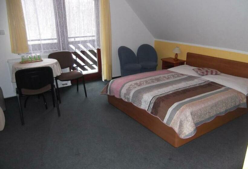 발코니가 있는 4인용 스탠다드 룸, Penzion Lesna