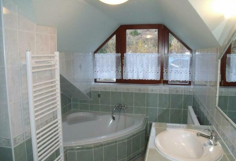 발코니가 있는 4인용 스탠다드 룸, Penzion Lesna