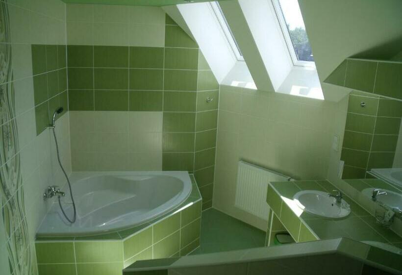 발코니가 있는 4인용 스탠다드 룸, Penzion Lesna