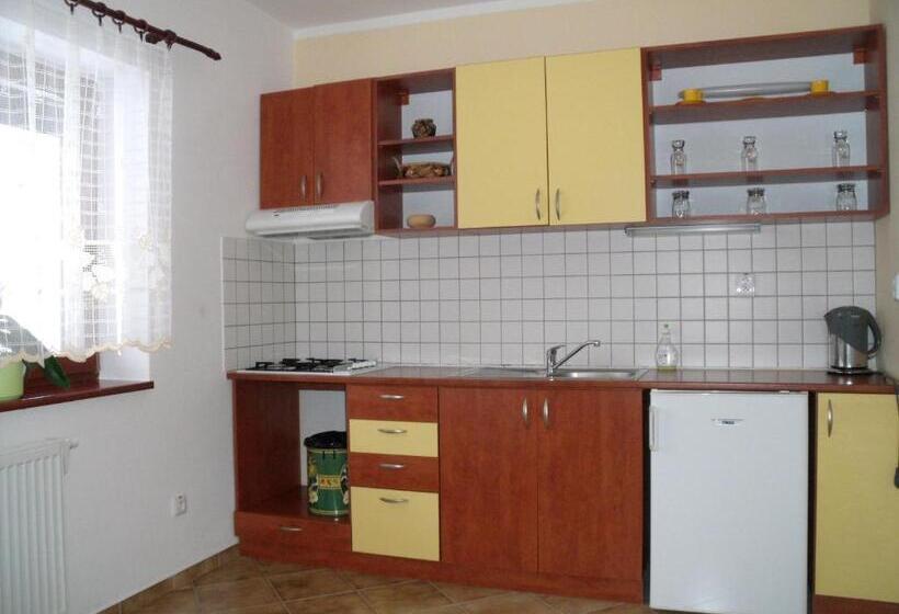 발코니가 있는 4인용 스탠다드 룸, Penzion Lesna