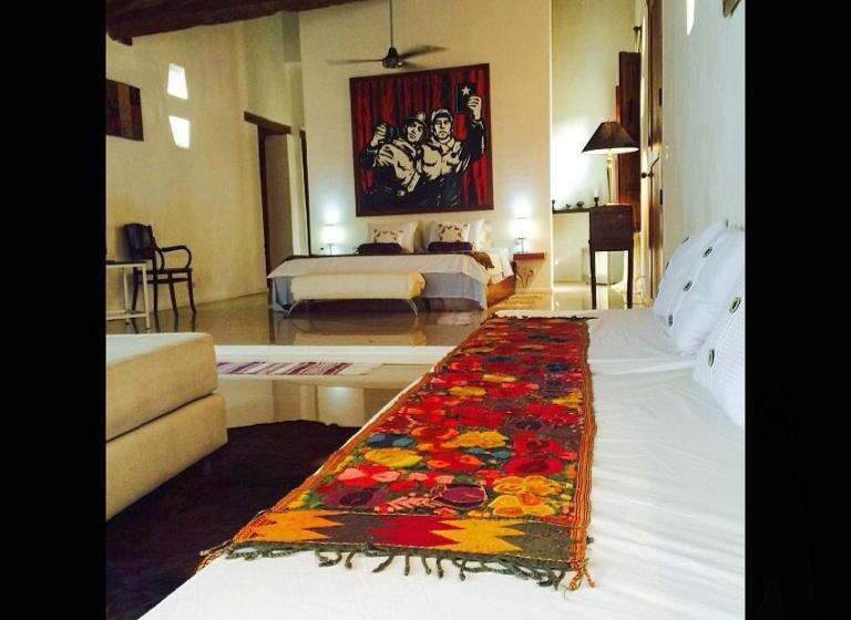 スイート, Portal De La Marquesa